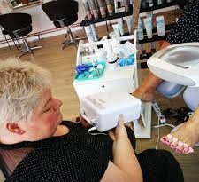 Fjernelse af hård hud og ligtorne på fødderne ved fodbehandling i Frederiksværk af vores fodplejer i klinikken