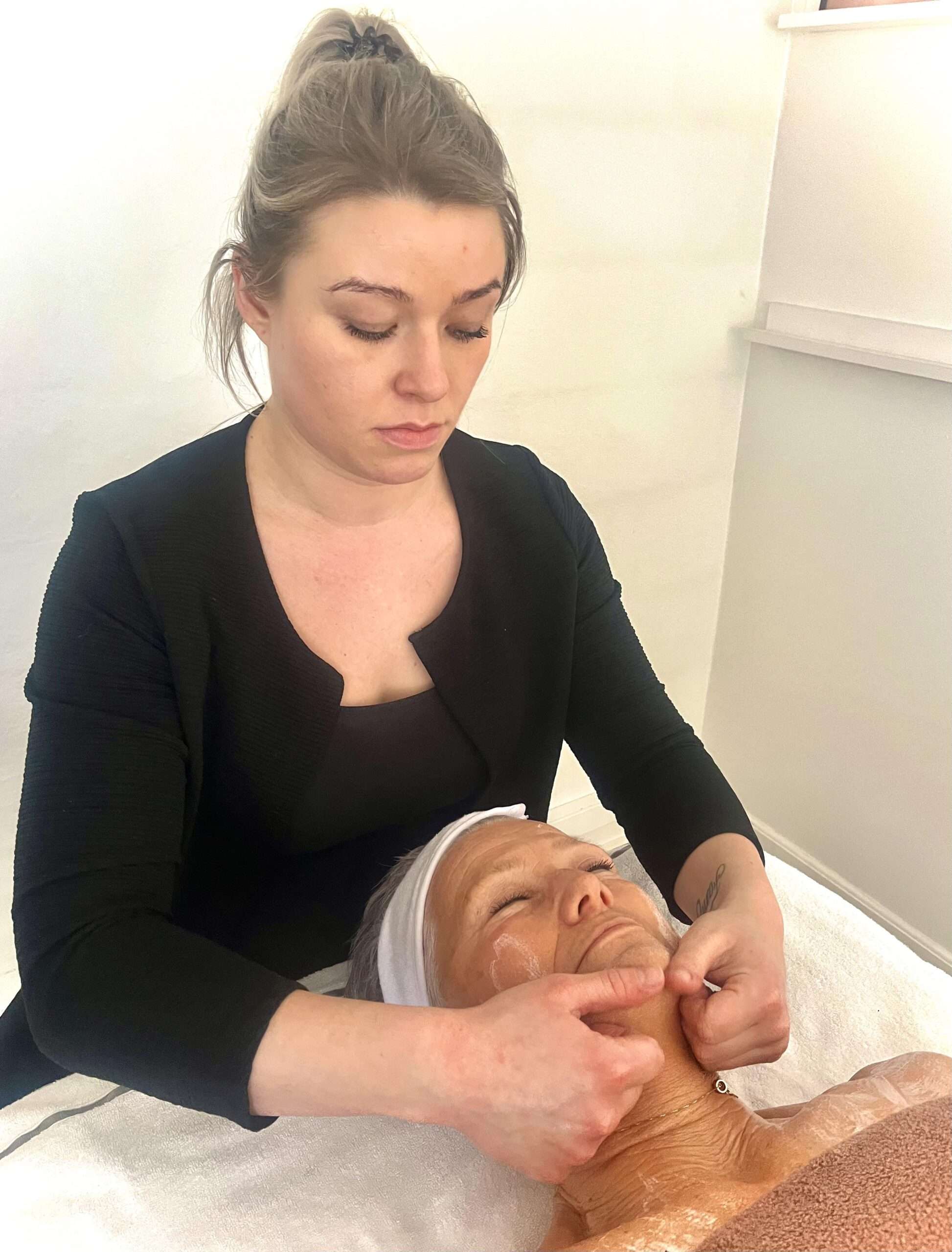 smuk hud i ansigtet med ansigtsbehandlinger i Lækkeriet i Frederiksværk