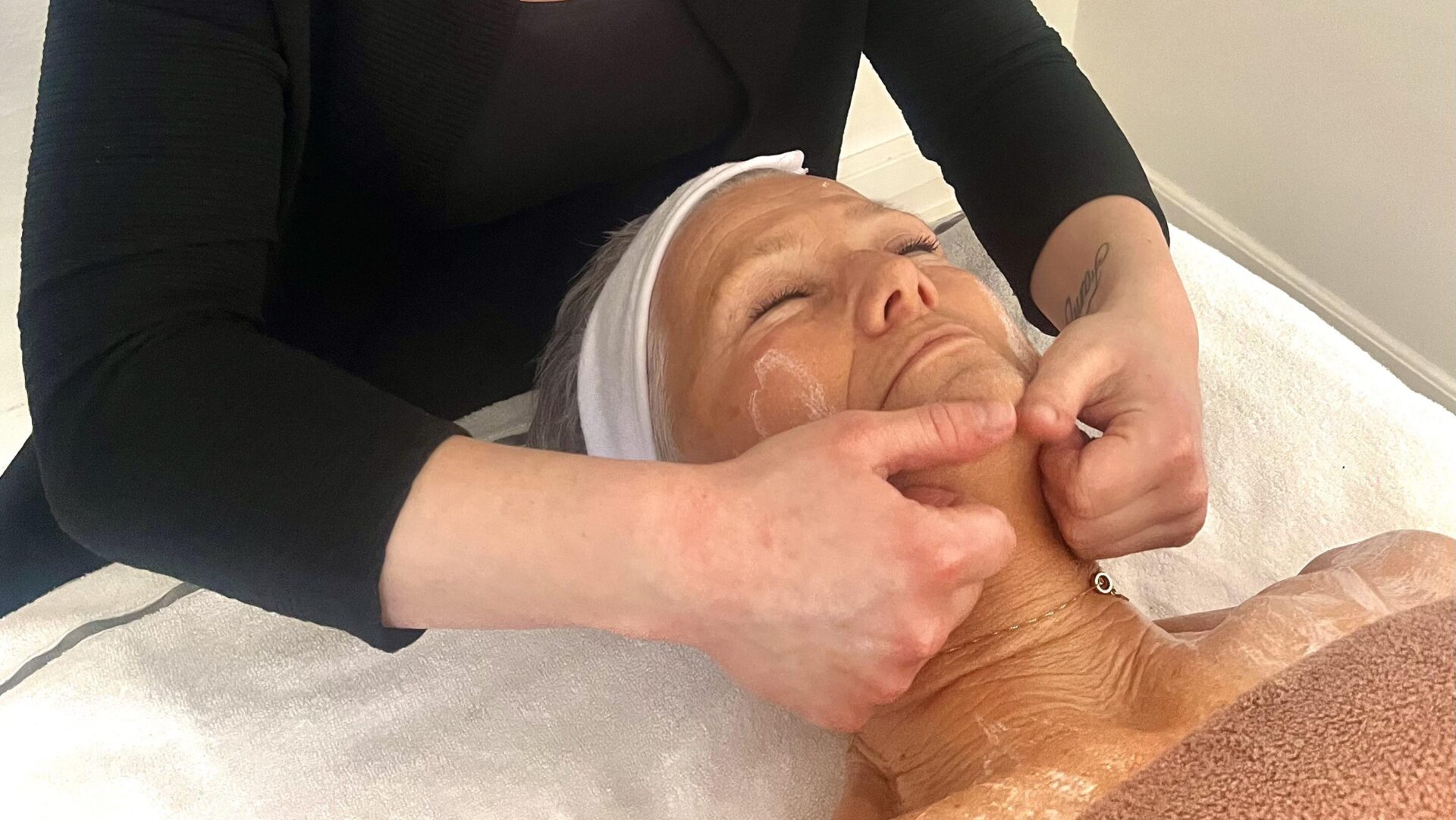 Vores kosmetolog giver dig smuk hud i ansigtet med ansigtsbehandlinger i Lækkeriet